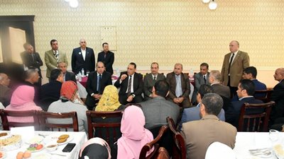 صور| محافظ الشرقية يتناول الإفطار مع الموظفين