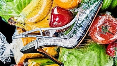  الجلود البلاستيكية ضمن موضة أحذية صيف 2019
