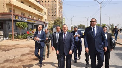 محافظ بني سويف يتابع أعمال رفع إشغالات منطقة كورنيش النيل