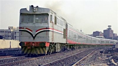 أنباء عن نشوب حريق بجرار قطار منوف المتجه إلى محطة مصر
