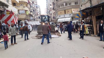 صور| «المنتزه ثان» يتصدى للإشغالات والتعديات على حرم الطريق