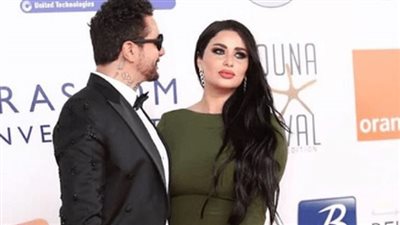 صور| أحمد الفيشاوي يستعين بأغنية محمد فؤاد لـ يتغزل في زوجته 