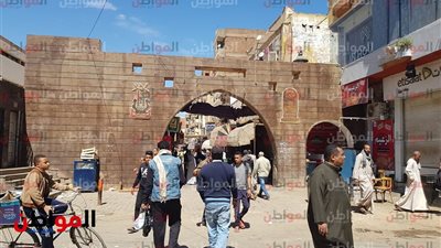 صور| الحياة تدب داخل السوق القديم في أسوان والتجار: موكب الرئيس معطلناش 