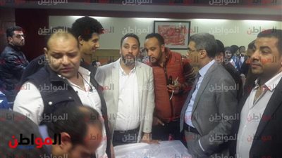 صور | ياسر رزق يتفقد عملية فرز أصوات مجلس نقابة الصحفيين بعد منتصف الليل