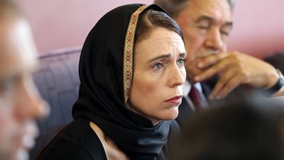 صور| رئيسة وزراء نيوزيلندا تتضامن مع ضحايا المذبحة بـ «الحجاب»