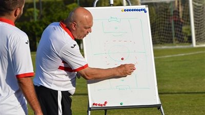 جروس يلقي محاضرة فنية على لاعبي الزمالك قبل مواجهة نصر حسين داي