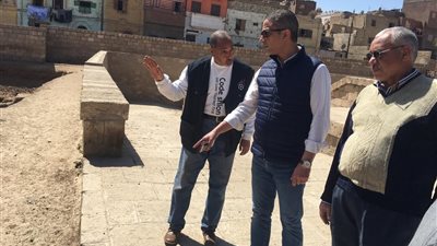 محافظ سوهاج يتفقد أعمال ترميم تمثال «رمسيس الثاني» بأخميم 