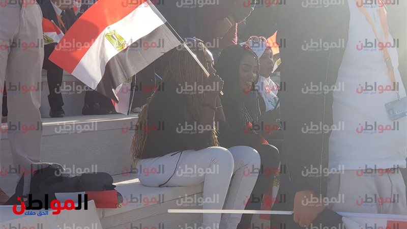 فتاة أفريقية ترفع