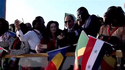 «الرئيس المتواضع رزق».. صور تذكارية مع السيسي في ملتقى الشباب  