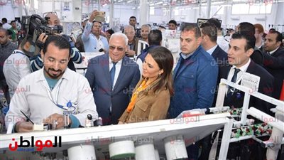 صور| وزيرة الاستثمار تتفقد مصنع الضفائر الكهربائية ببورسعيد