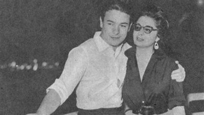 صور لاتنسى| زوجة جان السينما المصرية أحمد رمزي تشد أذنه والسبب؟ 