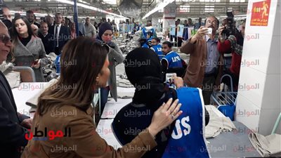 شاهد سيلفي وزيرة الإستثمار مع فتاة مصنع اللوتس ببورسعيد