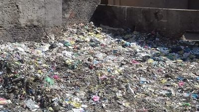أهالي قرية زاوية المصلوب بالواسطى يستغيثون من تراكم القمامة
