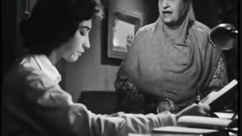 امرأة في مشهد