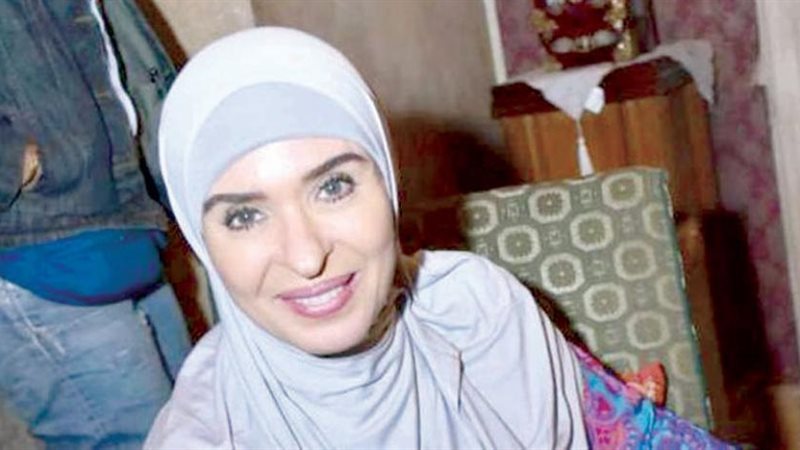 الفنانة دينا 