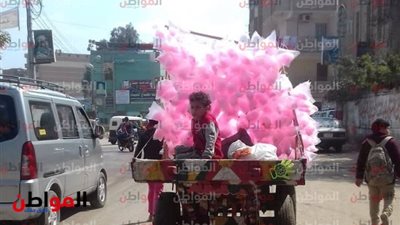 صور| «رجولة مبكرة».. حكاية أصغر بائع غزل بنات بالشرقية