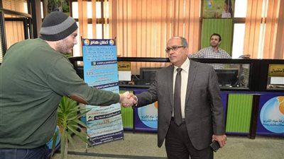 رئيس مياه الشرب بالإسكندرية يراقب أداء العاملين فى جولة مفاجئة