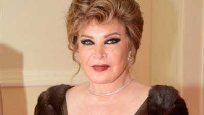 صور لا تنسى| جلال عيسى وصفية العمري في لقطة رومانسية   