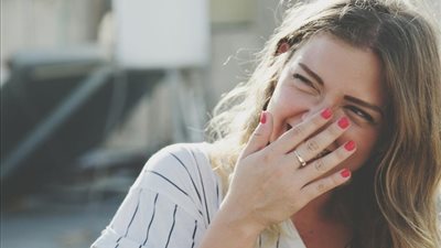 فك التكشيرة.. اعرف فوائد الضحك في 4 نقاط
