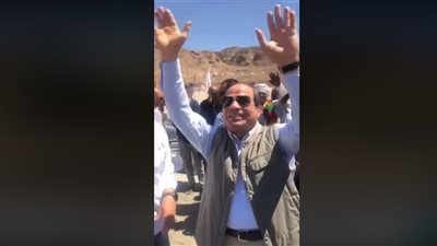 فيديو| الرئيس السيسي لحرسه: «أقفوا لما أسلم على أبناء أسوان الطيبين»