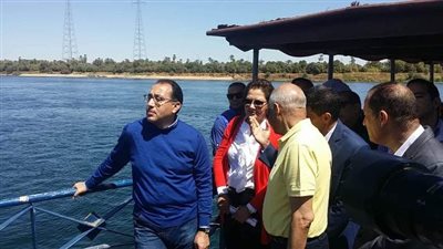 رئيس الوزراء يضع حجر أساس مشروع محور كوبري دراو بأسوان 