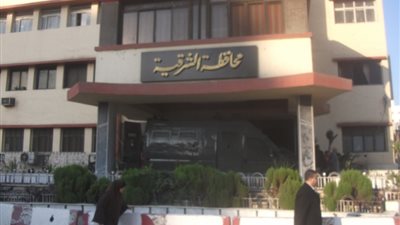 سكرتير محافظة الشرقية يطمئن على مصابي حادث بلبيس