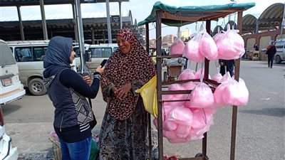 عيد الأم 2019.. «نسمة» تجوب شوارع طنطا بـ«عربة غزل البنات»