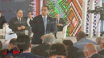 فيديو| رئيس الوزراء يشتري لوازم بيته من عطارة سوق أسوان السياحي