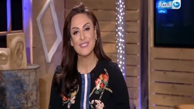فيديو| نجل الإعلامية منى العراقي يتغزل في والدته على الهواء 