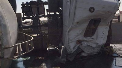 صور| انقلاب «تريلا» تابعة لشركة بترول بالإسكندرية