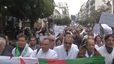 فيديو|العاملين في قطاع الصحة بالجزائر: «نريد رحيل النظام الفاسد»