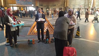 صور|عيد الأم 2019 في مصر ..السكة الحديد توزع ورود على الراكبات