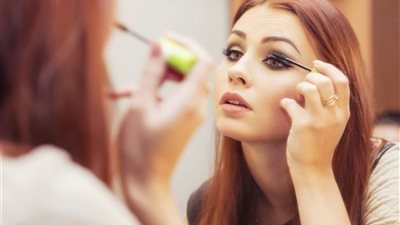 أضرار يسببها مكياج العيون .. «بلاش منظره على الفاضي»