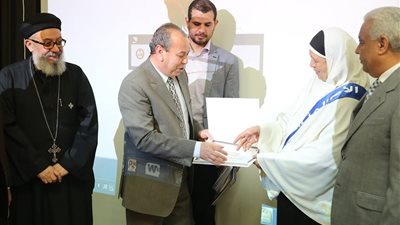 محافظ كفر الشيخ يكرم «زوزو دراز» الأم المثالية 2019 