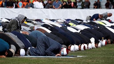 صور أول صلاة جمعة في نيوزيلندا ورئيسة الوزراء تذكر حديث نبوي