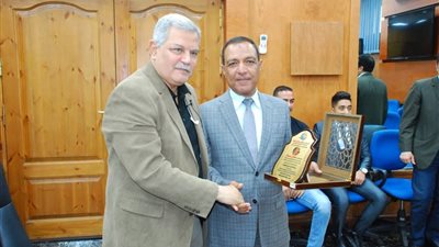 صور.. أهالى قرية الزنكلون بالشرقية يرحبون بكل نقطة مياه بتفرق