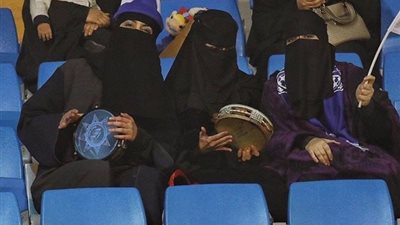قصة صورة| مشجعات الهلال السعودي يثرن الجدل في المدرجات 