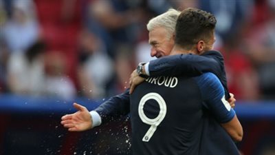 ديشامب يشيد بـ«جيرو» : وجوده أهم من تسجيله للأهداف