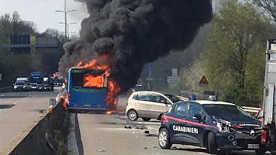 شاهد| لحظة انقاذ 51 طفلًا من الموت في حافلة مدرسية بإيطاليا
