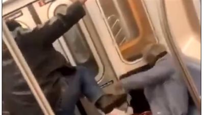فيديو| مفيش رحمة.. رجل يضرب امرأة عجوز في محطة مترو