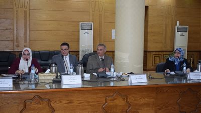 رئيس جامعة بنها يُعد تقرير مفصل عن المراكز ذات الطابع الخاص