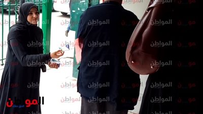 صور| بائعة المناديل.. جرة قلم جعلتها متسولة 