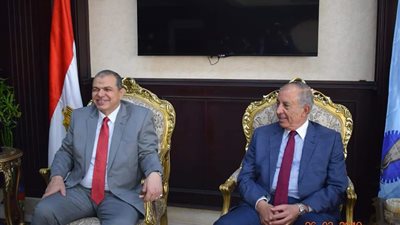 محافظ البحر الأحمر يهدي درع المحافظة لوزير القوى العاملة 