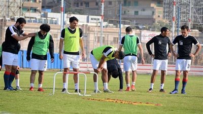 مرتضى منصور يؤازر لاعبي الزمالك والجهاز الفني في المران