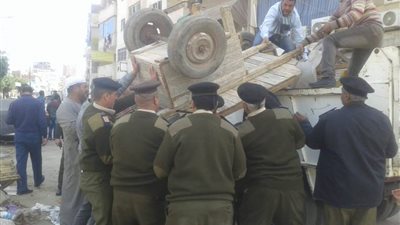 صور| رئيس مدينة كفر الشيخ يتابع حملات إزالة الإشغالات