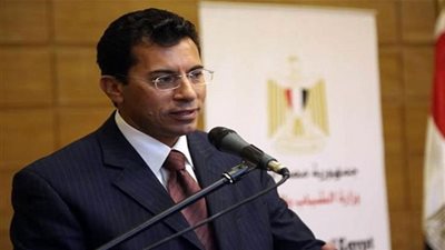 صورة| «أنا الوزير يا ولاد (الـ...) » شعار زيارات «صبحي» لمراكز الشباب