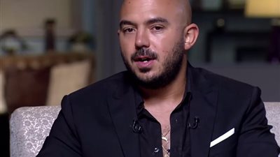 محمود العسيلي يكشف أسباب قرعه باب الفن في «حفلة 11»
