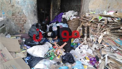 فيديو| ست بمية راجل.. قصة كفاح «نابشة القمامة» بالغربية