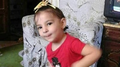 تجمع العشرات من أهالي قرية مصطاي أمام منزل قاتل الطفلة رودينا