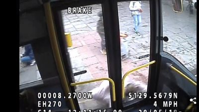 فيديو| رجل كاد أن يتسبب في حادث امرأة 